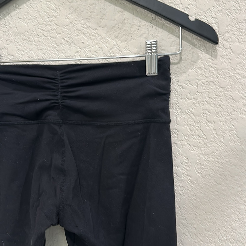 Lululemon 3/4 short size 6 - Picture 2 of 11